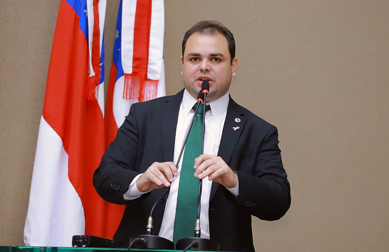 12 Dep. Roberto Cidade Aprovado PL de Roberto Cidade que proíbe a exigência de experiência em seleções de estagiários