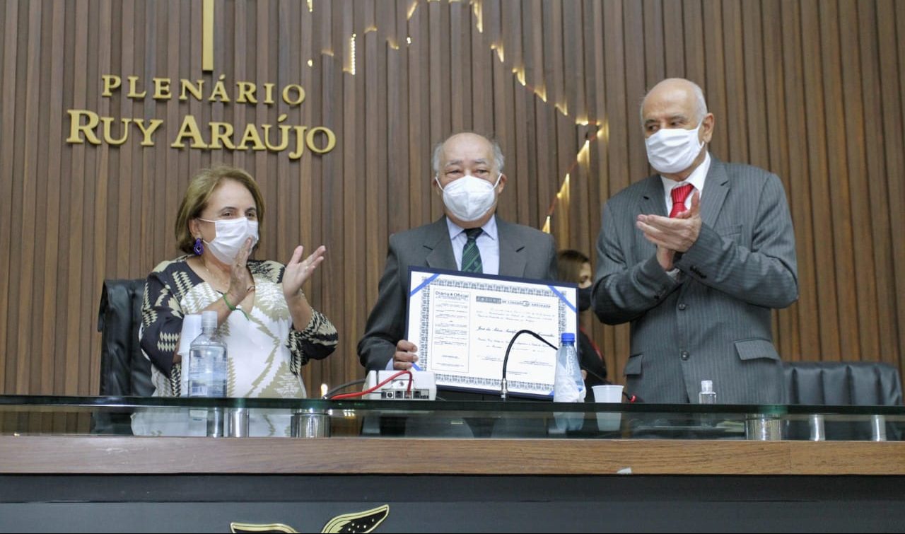 16 Dep. Serafim Correa Professor Jose Serafico recebe Titulo de Cidadao do Amazonas e1637874085572