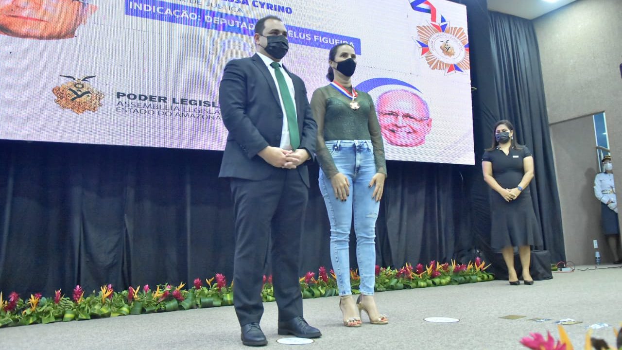 03 Dep. Carlinhos Bessa Juiza Sabrina Cumba Ferreira e condecorada com Medalha do Merito Legislativo e1639661926328