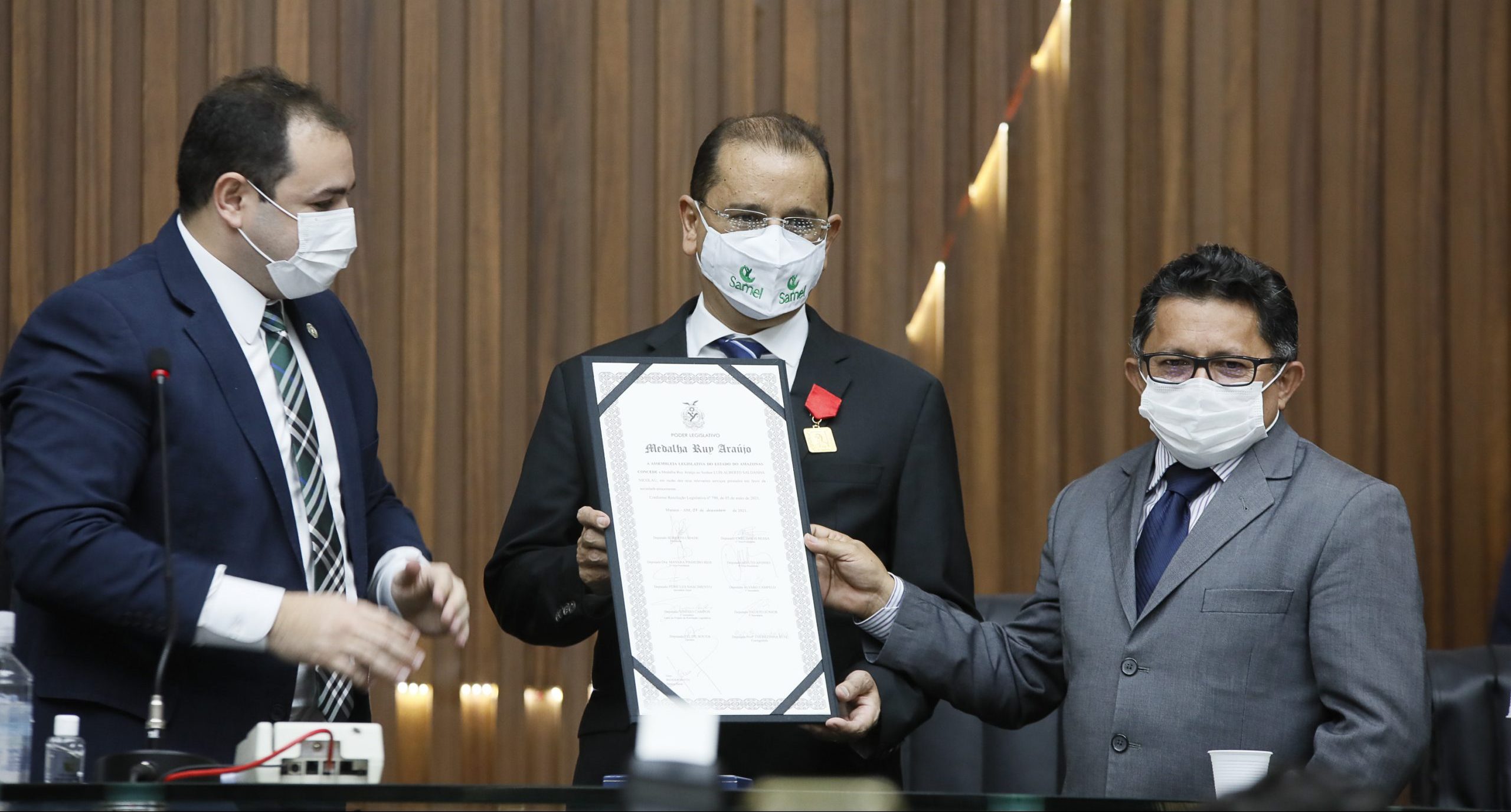 08 Dep. Sinésio Campos entrega medalha Ruy Araújo ao presidente do grupo Samel Luís Alberto Nicolau scaled e1638903655813
