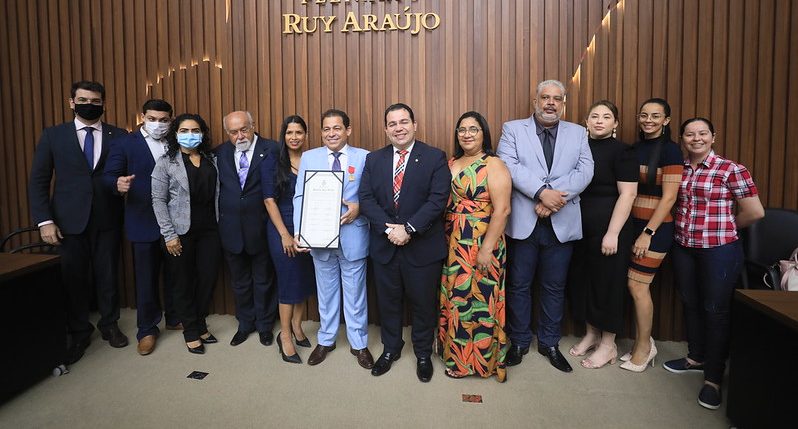 09 Prefeito de Benjamim Constant recebe Medalha Ruy Araújo pela realização do projeto 22Nas Ondas do Conhecimento22 e1638559738582