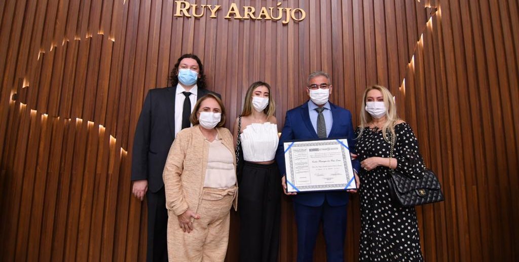 10 Dep. Therezinha Ruiz homenageia com Título de Cidadão do Amazonas ao Secretário de Infraestrutura Carlos Henrique e1639420253720