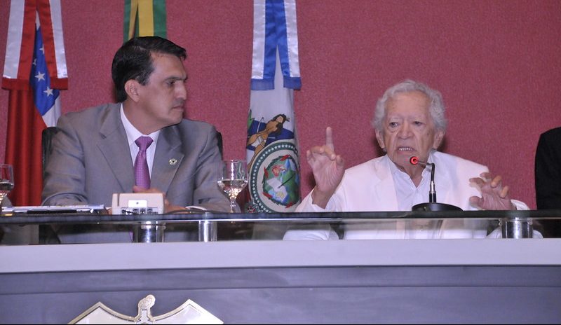 01 Dep. Roberto Cidade Presidente da Aleam deputado Roberto Cidade manifesta pesar pela morte do poeta Thiago de Mello e1642179633179