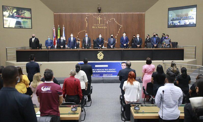 04 Deputado João Luiz homenageia bispo Alessandro Paschoall com Medalha Ruy Araújo e1645804858589