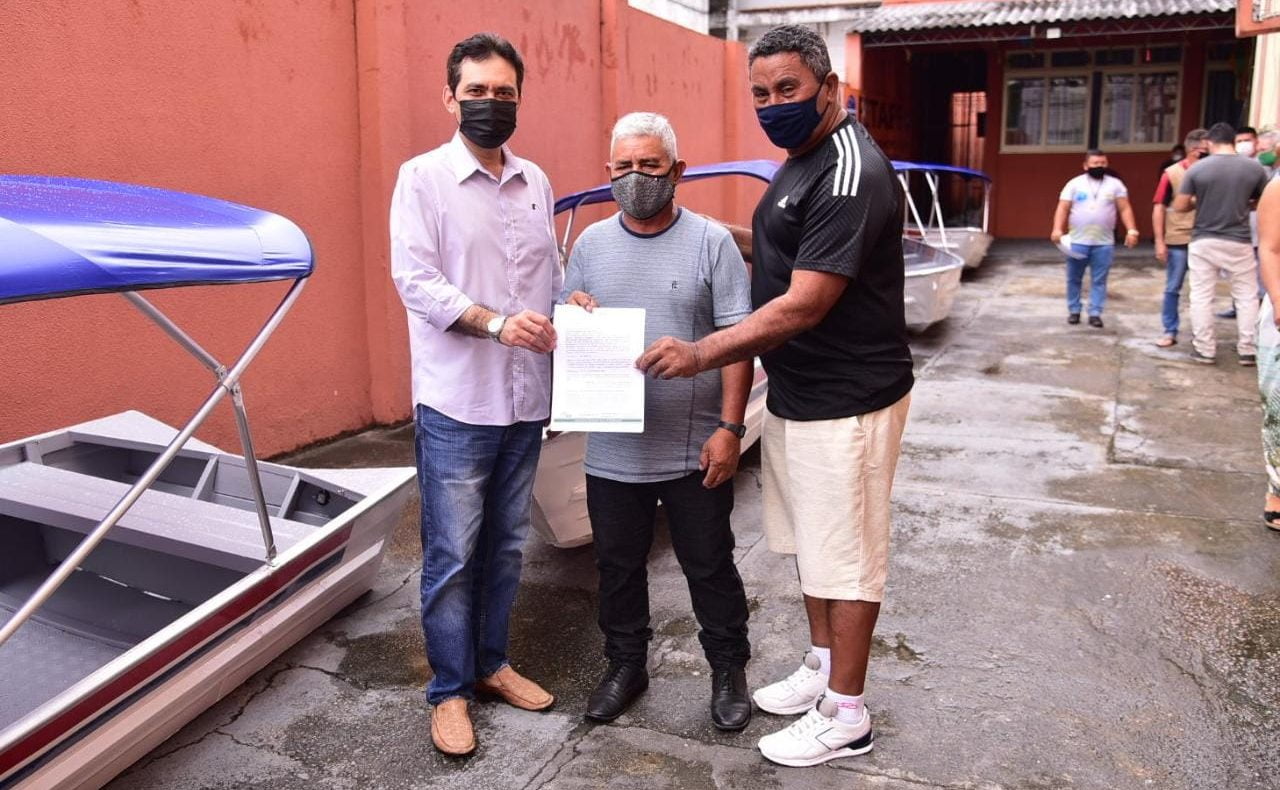 05 Dep. Álvaro Campelo Cabo Maciel Pescadores de mais três municípios recebem lanchas equipadas adquiridas com emenda de Álvaro Campelo e1645464120522