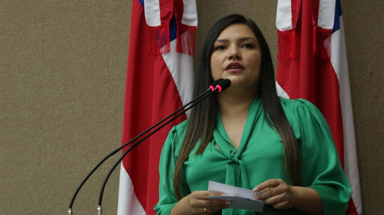 05 Dep. Joana Darc PL de Joana Darc prevê o deslocamento de pessoas com animais domésticos nos transportes coletivos do Amazonas