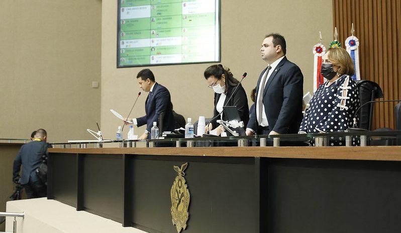 08 Deputados aprovam homenagem ao cantor Zezinho Corrêa e porte de arma pra CACs e1646842720465