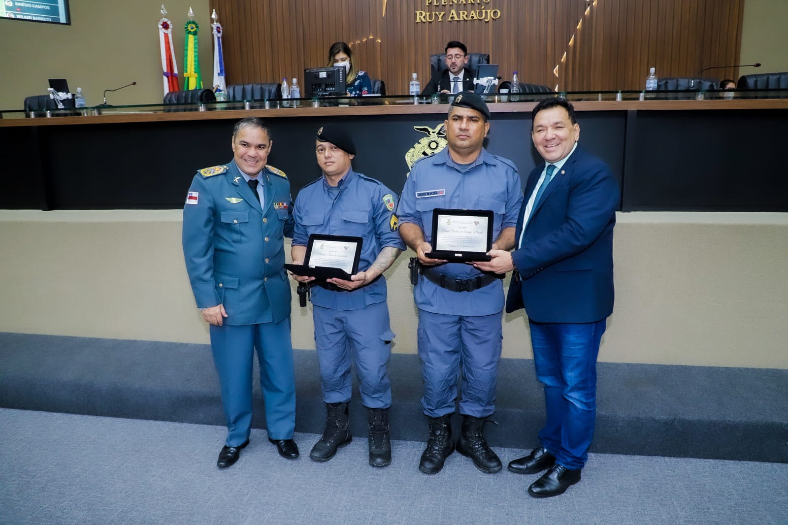 11 Dep. Tony Medeiros homenageia na Aleam policiais militares que salvaram a vida de um bebê durante parto numa lancha no Rio Madeira