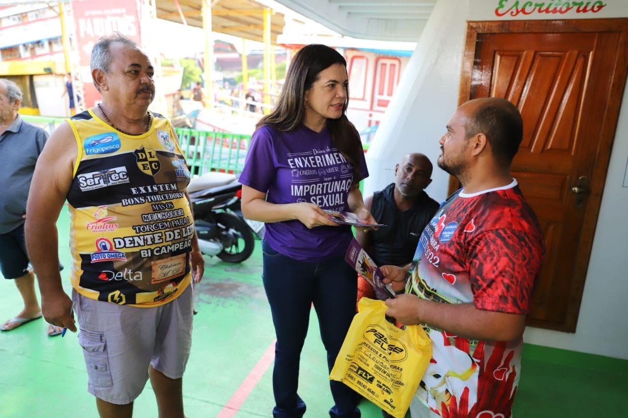 Dep. Alessandra Campelo Comissao da Mulher da Assembleia inicia campanha contra importunacao sexual com panfletagem na area portuaria de Manaus