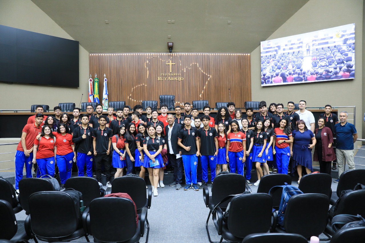03 Conhecendo o parlamento recebe alunos do CETI Áurea Pinheiro Braga