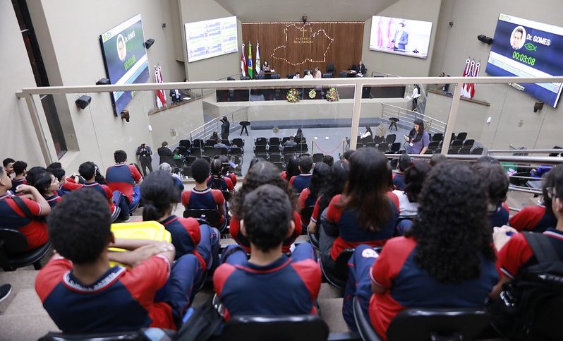 02 Alunos da Escola Djalma da Cunha Batista participam do Conhecendo o Legislativo e1666119610732