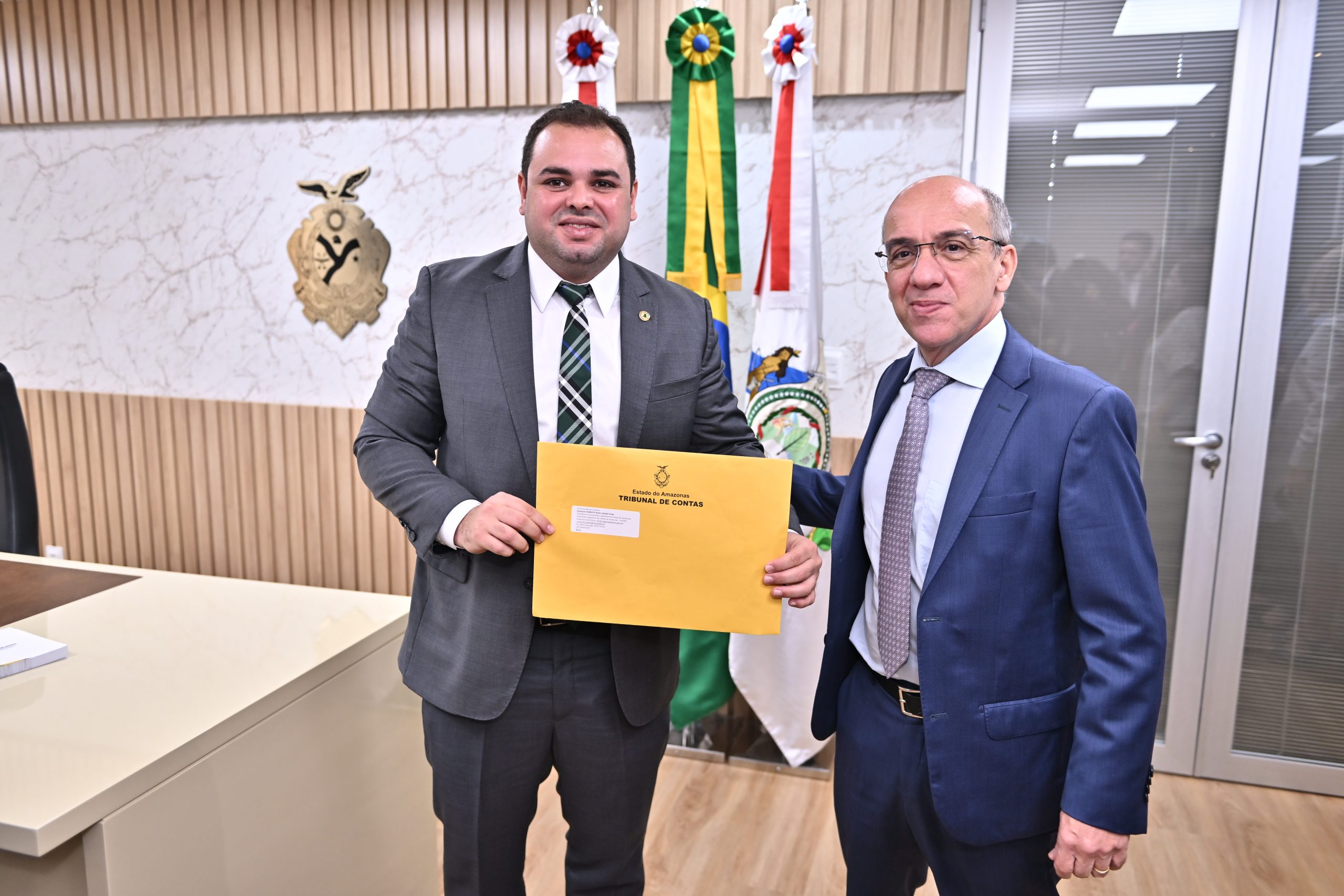 07 Presidente da Aleam deputado Roberto Cidade recebe anteprojeto de lei que cria programa de residência jurídica e contábil no TCE AM scaled