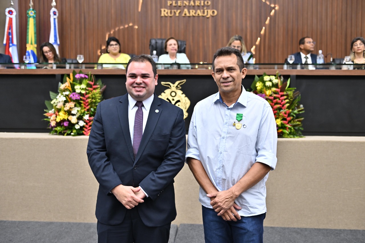 Roberto Cidade homenageia educador de Barreirinha com a Medalha ‘Professora Ignês de Vasconcellos Dias