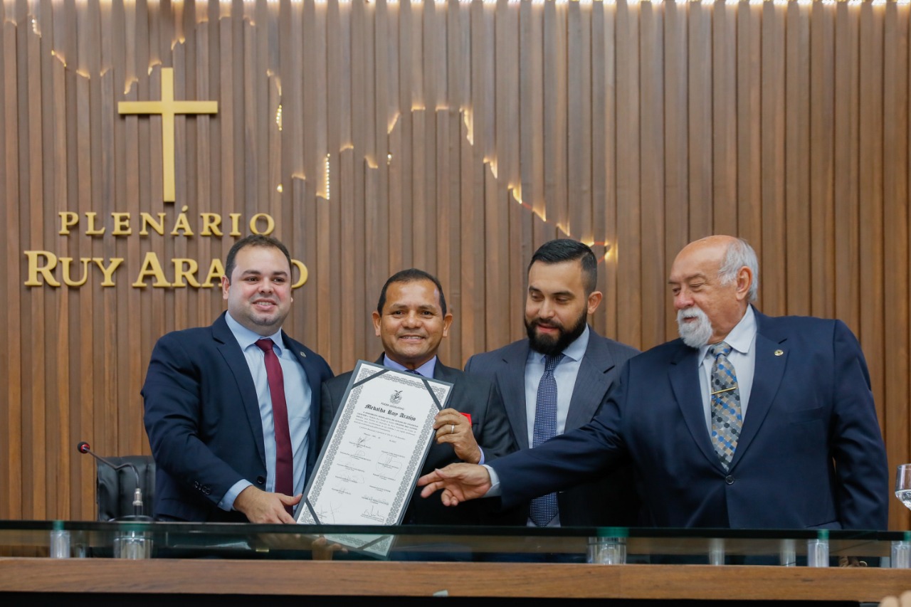 03 Prefeito de Novo Aripuanã recebe Medalha Ruy Araújo na Assembleia Legislativa do Amazonas