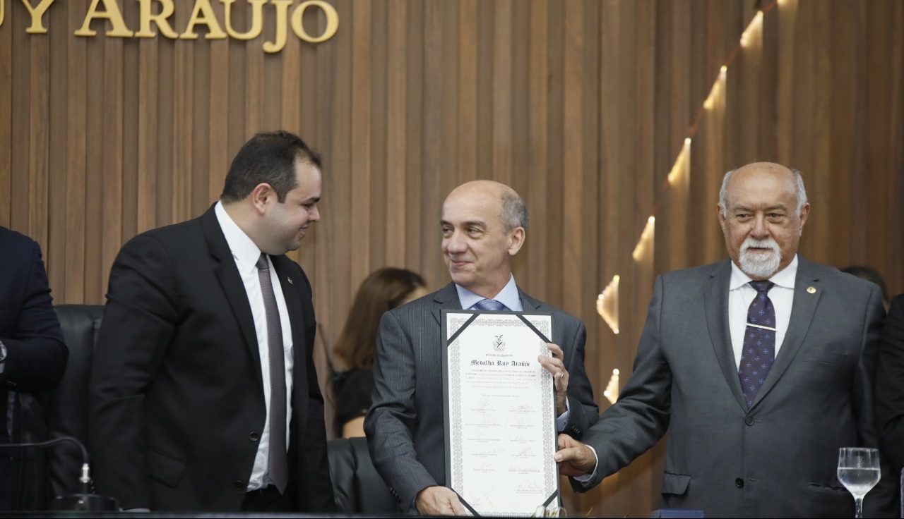 03 Presidente do Tribunal de Contas é homenageado na Aleam com Medalha Ruy Araújo e1669840003826