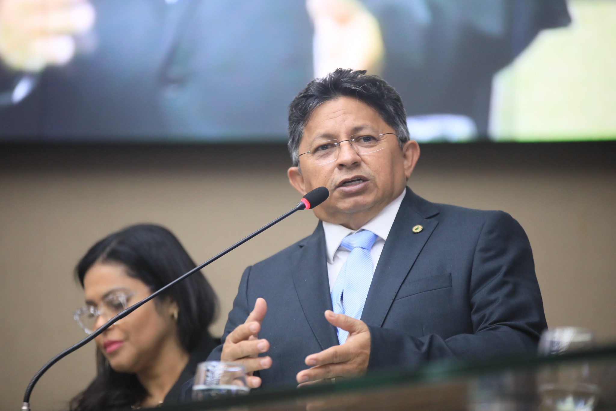 No Parlamento Amazonico Sinesio Campos debate solucoes para integracao dos estados da regiao