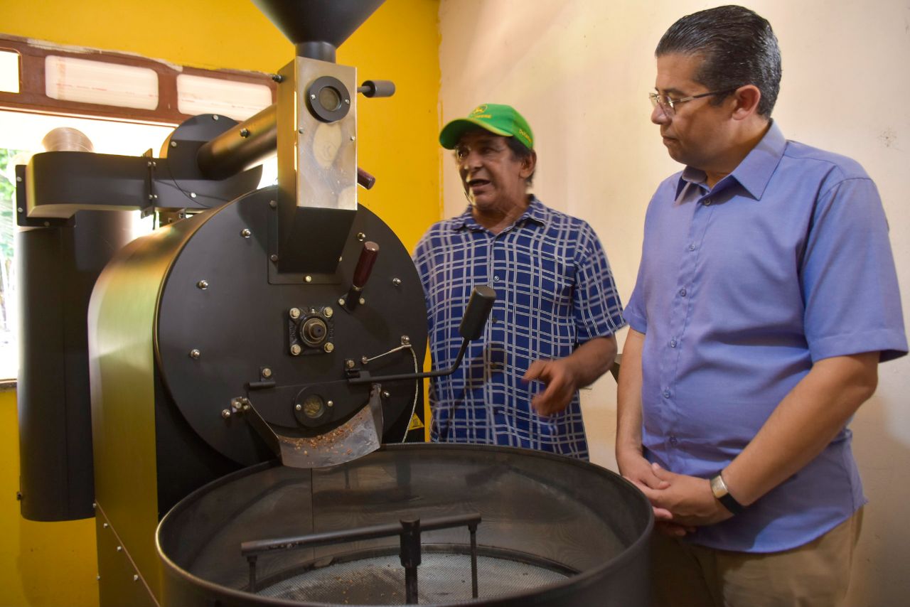 Agricultores da Vila de Lindoia sao beneficiados com seis mil mudas de cafe por meio de emenda parlamentar do deputado Joao Luiz Foto Mauro Smith