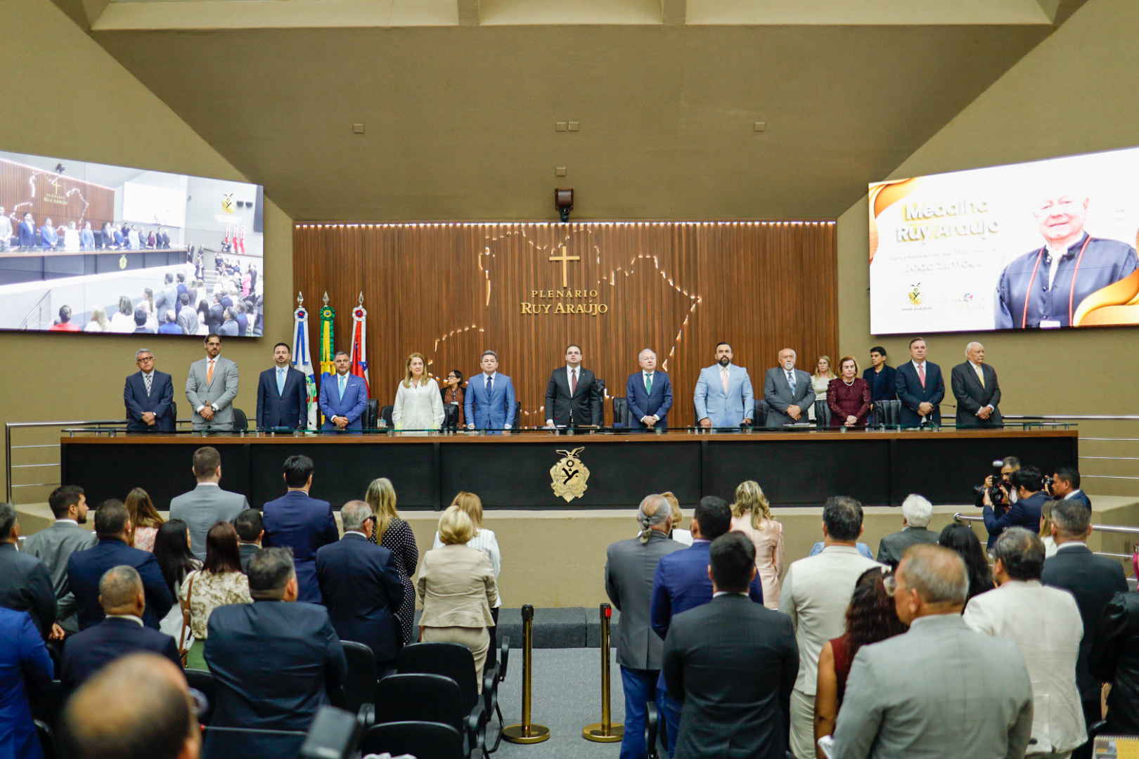 Dr. George Lins homenageia desembargador Joao Simoes com a Medalha Ruy Araujo Foto Leandro Castro