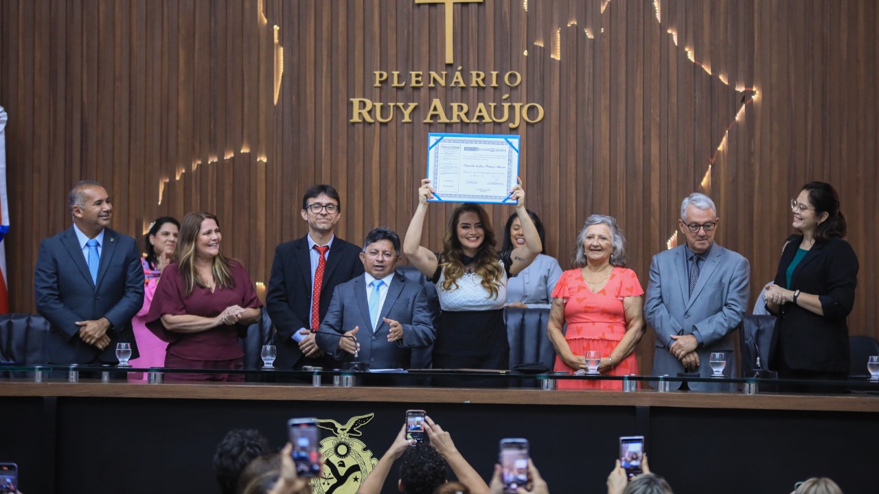 Sinesio Campos concede Titulo de Cidadao do Amazonas a jornalista Tereza Pinheiro Foto Hudson Fonseca