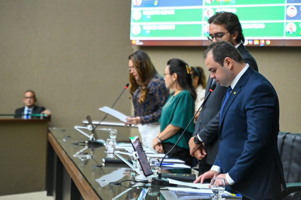 Roberto Cidade comanda votação que instituiu PCCR aos servidores da Jucea e garantiu maior autonomia à Defesa Civil 1 Roberto Cidade comanda votacao que instituiu PCCR aos servidores da Jucea e garantiu maior autonomia a Defesa Civil Foto Rodrigo Brelaz