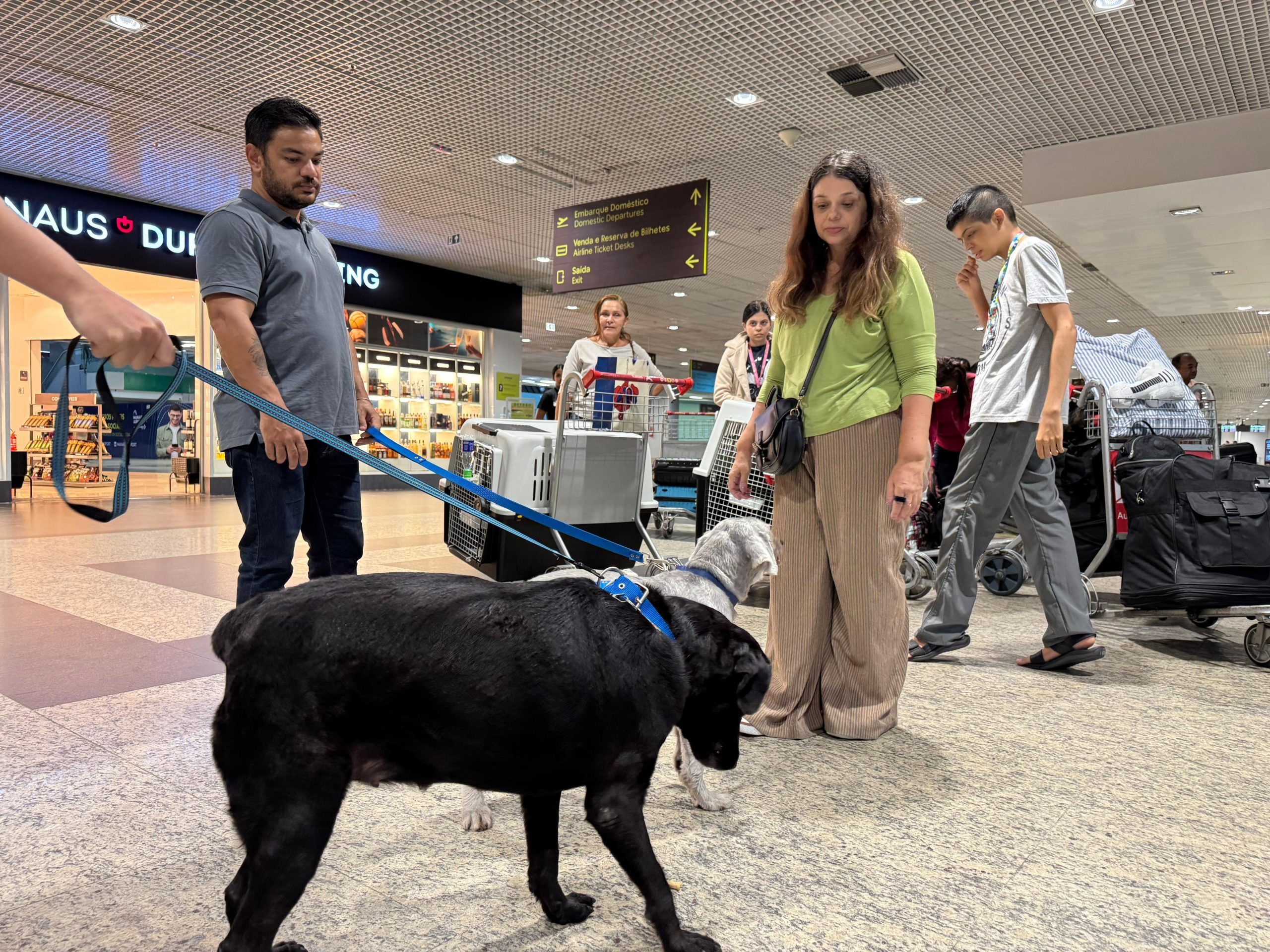 Apos denuncia da deputada Joana Darc familia atipica consegue embarcar em aviao com animais de suporte emocional scaled