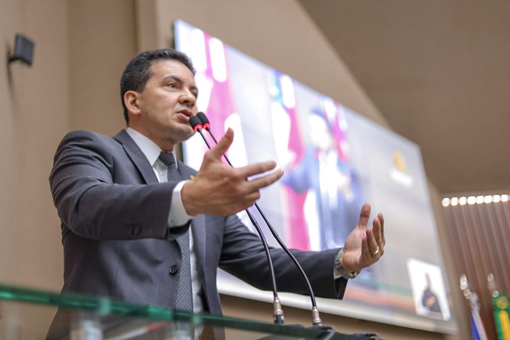 Delegado Pericles acionara MPAM e TCE AM contra prefeito de Tefe por contratos milionarios com cantores Foto Marcio James