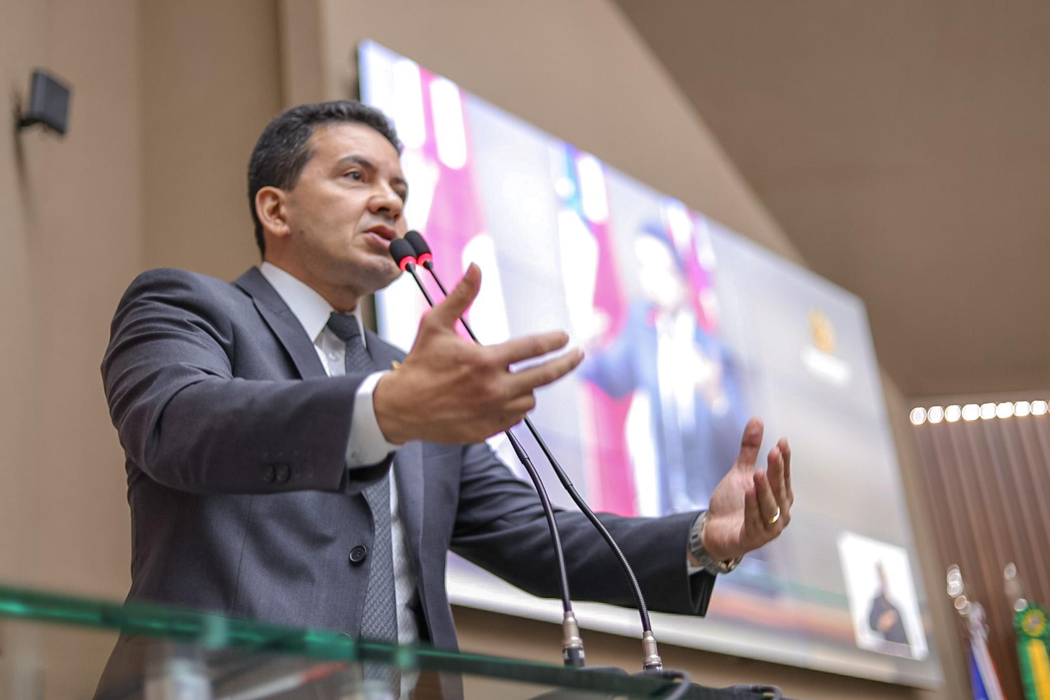 Delegado Pericles acionara MPAM e TCE AM contra prefeito de Tefe por contratos milionarios com cantores Foto Marcio James