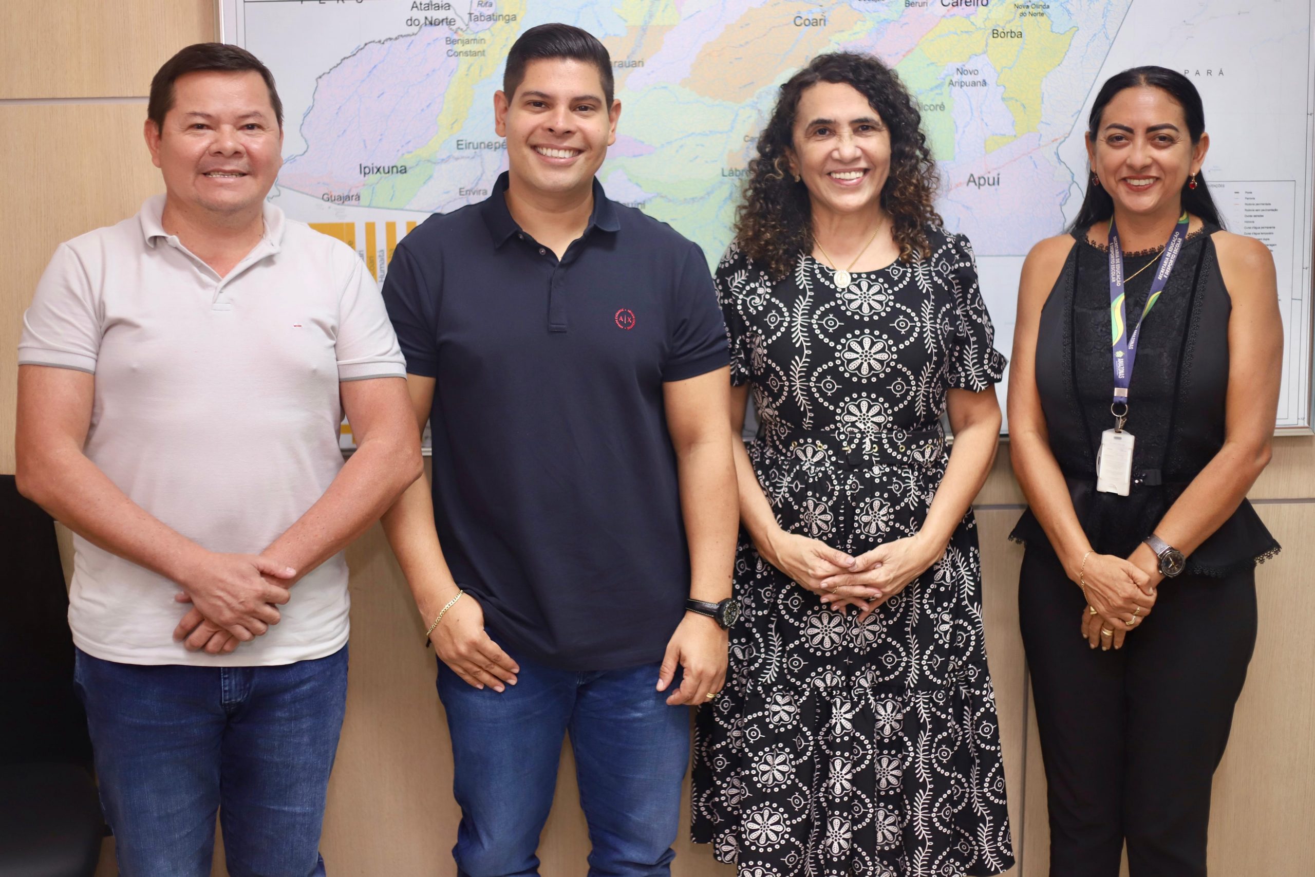 Deputado Mario Cesar Filho e Seduc discutem melhorias na educacao de Anori Foto Leandro Cardoso scaled