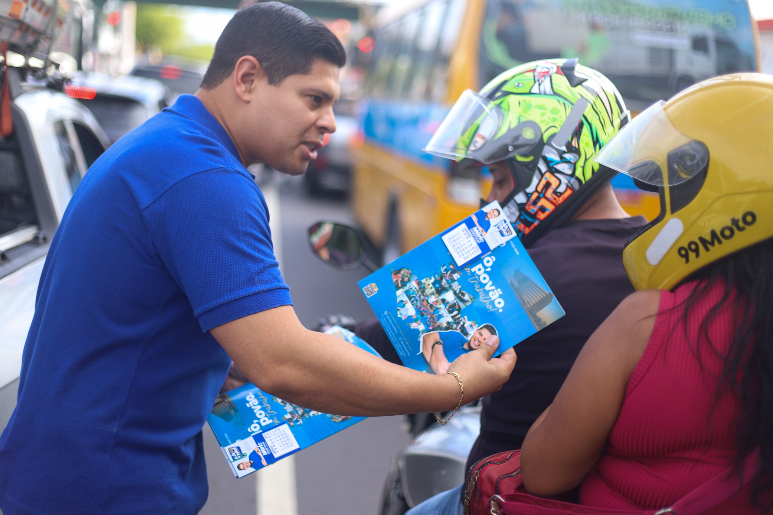 Deputado Mario Cesar Filho vai as ruas da zona Leste de Manaus para distribuir a revista de prestacao de contas de seu mandato Foto Leandro Cardoso