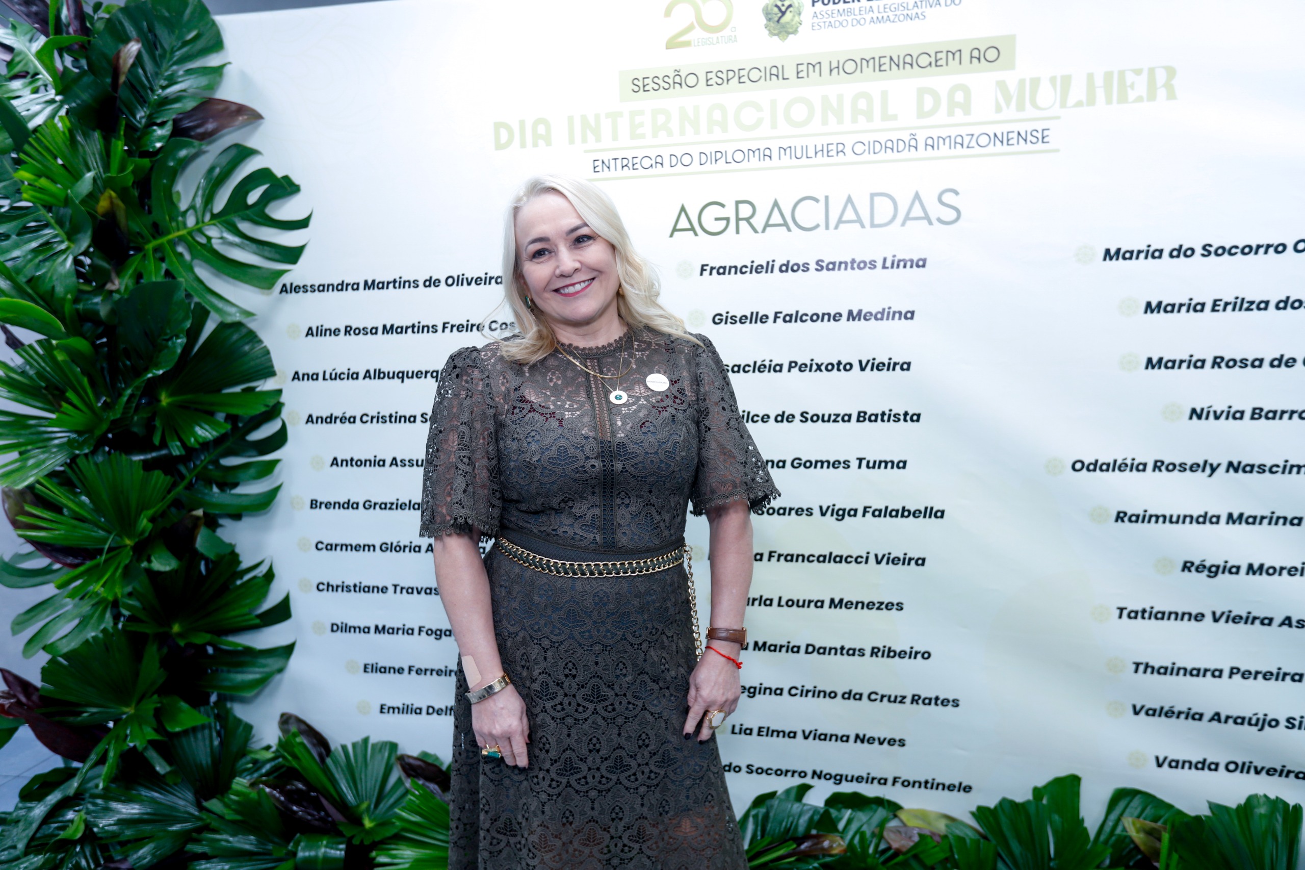 Adjuto Afonso homenageia a empresaria Regia Moreira por sua contribuicao ao empreendedorismo feminino no Amazonas Foto Ney Xavier