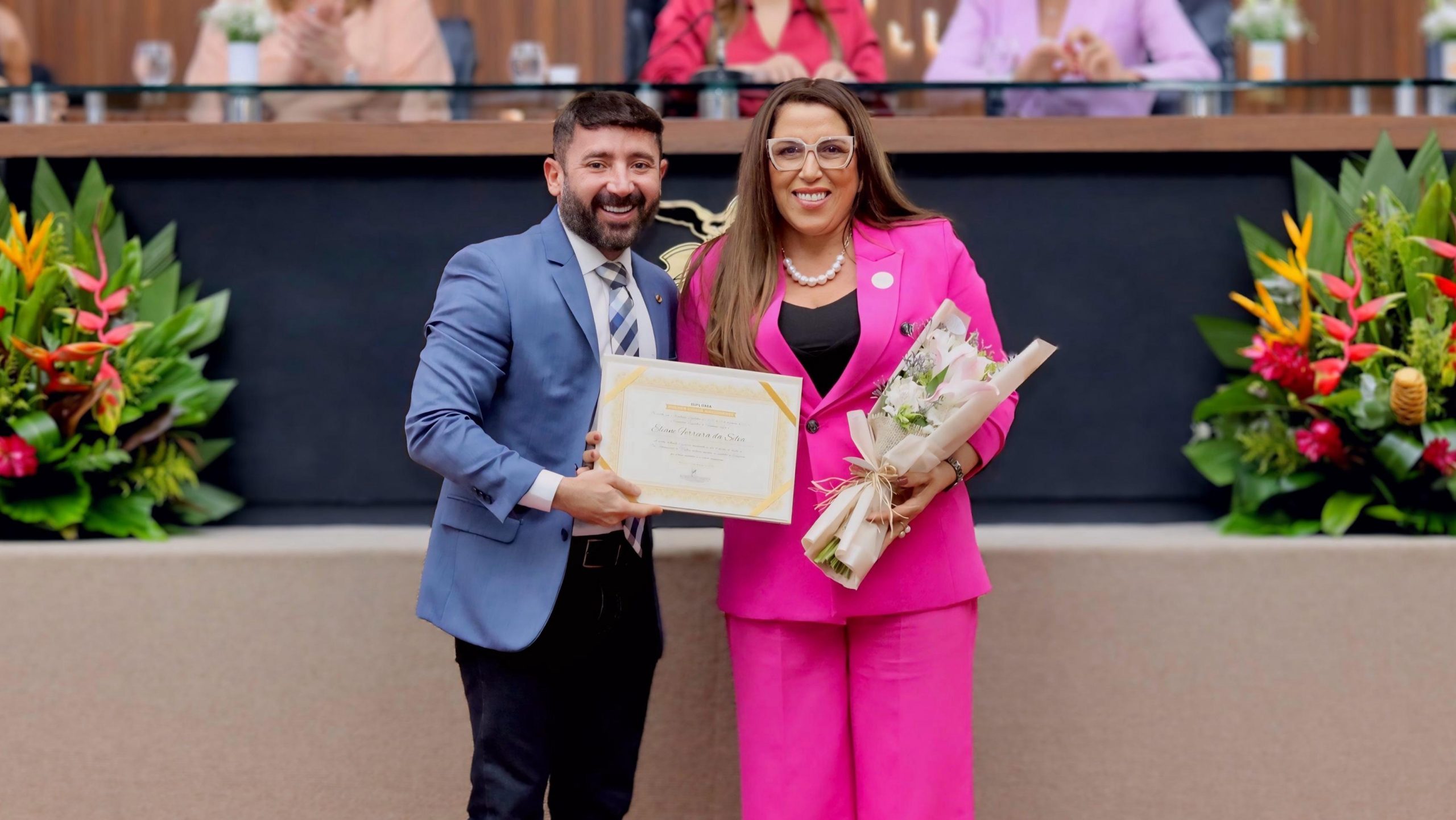 Deputado Carlinhos Bessa entrega diploma ‘Mulher Cidada Amazonense a presidente do Idam Eliane Ferreira scaled