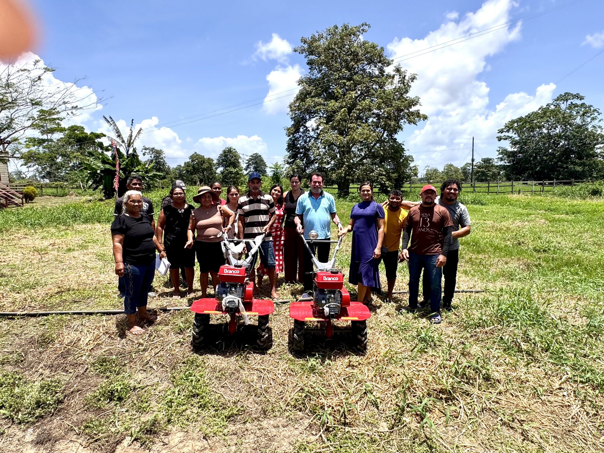 Dr. Gomes entrega implementos agricolas a Associacao Novo Renascer na Ilha da Marchantaria oriundos de emenda parlamentar scaled