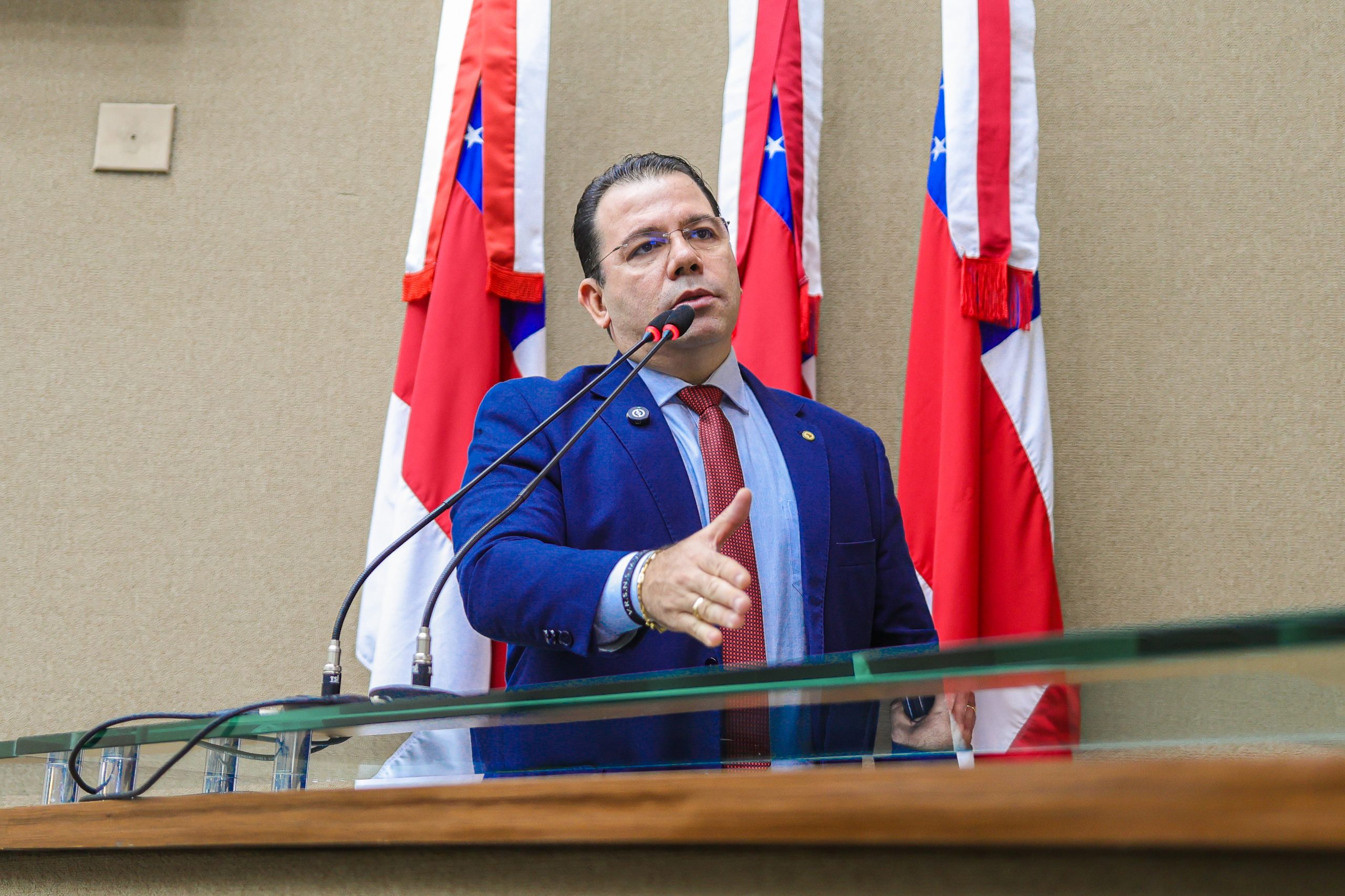 Wilker Barreto volta a denunciar atrasos salariais e demissoes de profissionais terceirizados da saude no programa ‘Melhor em Casa scaled