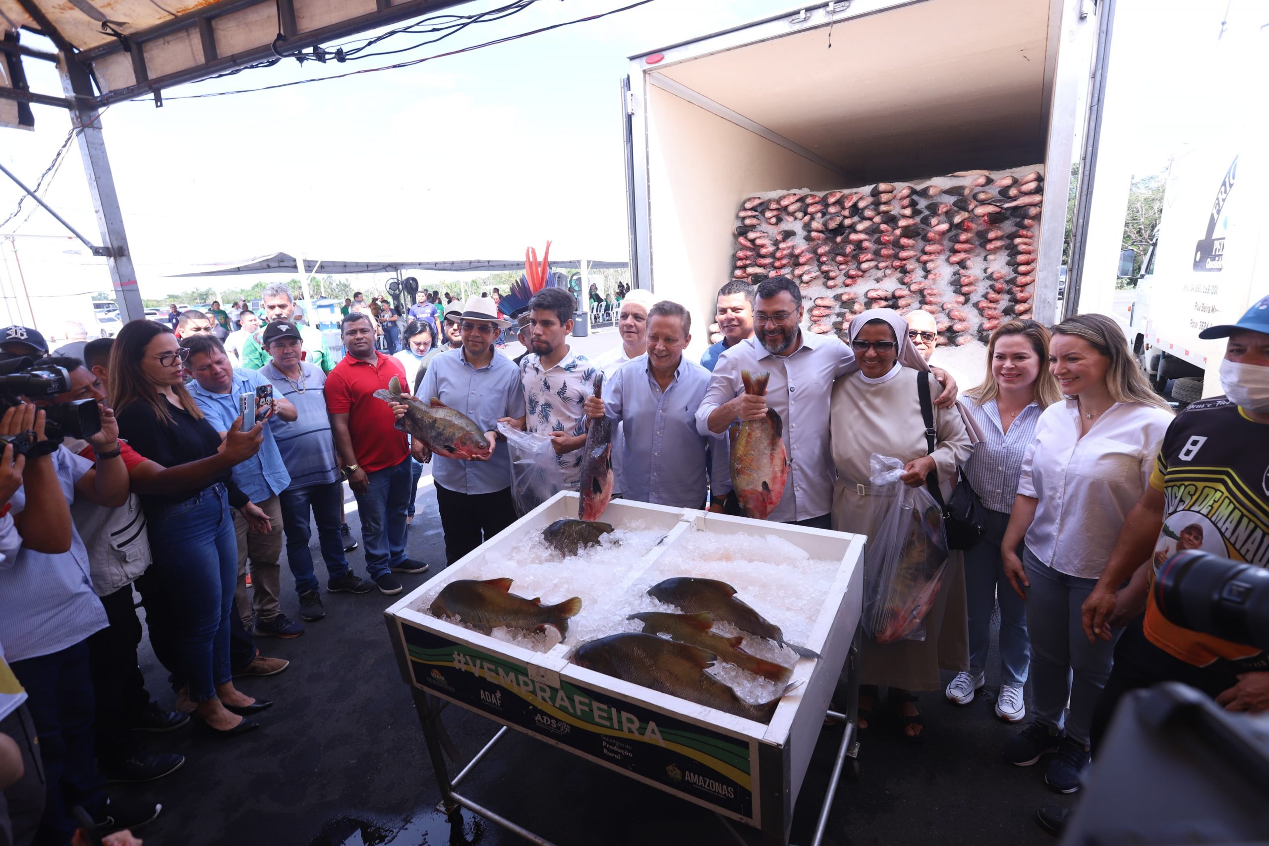 Adjuto Afonso participa de acao do Governo que beneficia mais de 100 mil familias com doacao de pescado Foto Ney Xavier scaled