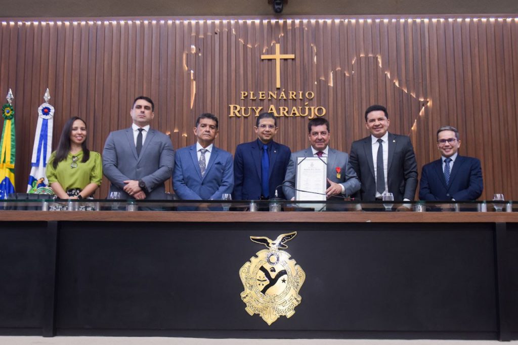 Delegado da PF, Leandro Almada recebe Medalha Ruy Araújo por meio de propositura do deputado João Luiz 1 Delegado da PF Leandro Almada recebe Medalha Ruy Araujo por meio de propositura do deputado Joao Luiz Foto Mauro Smith