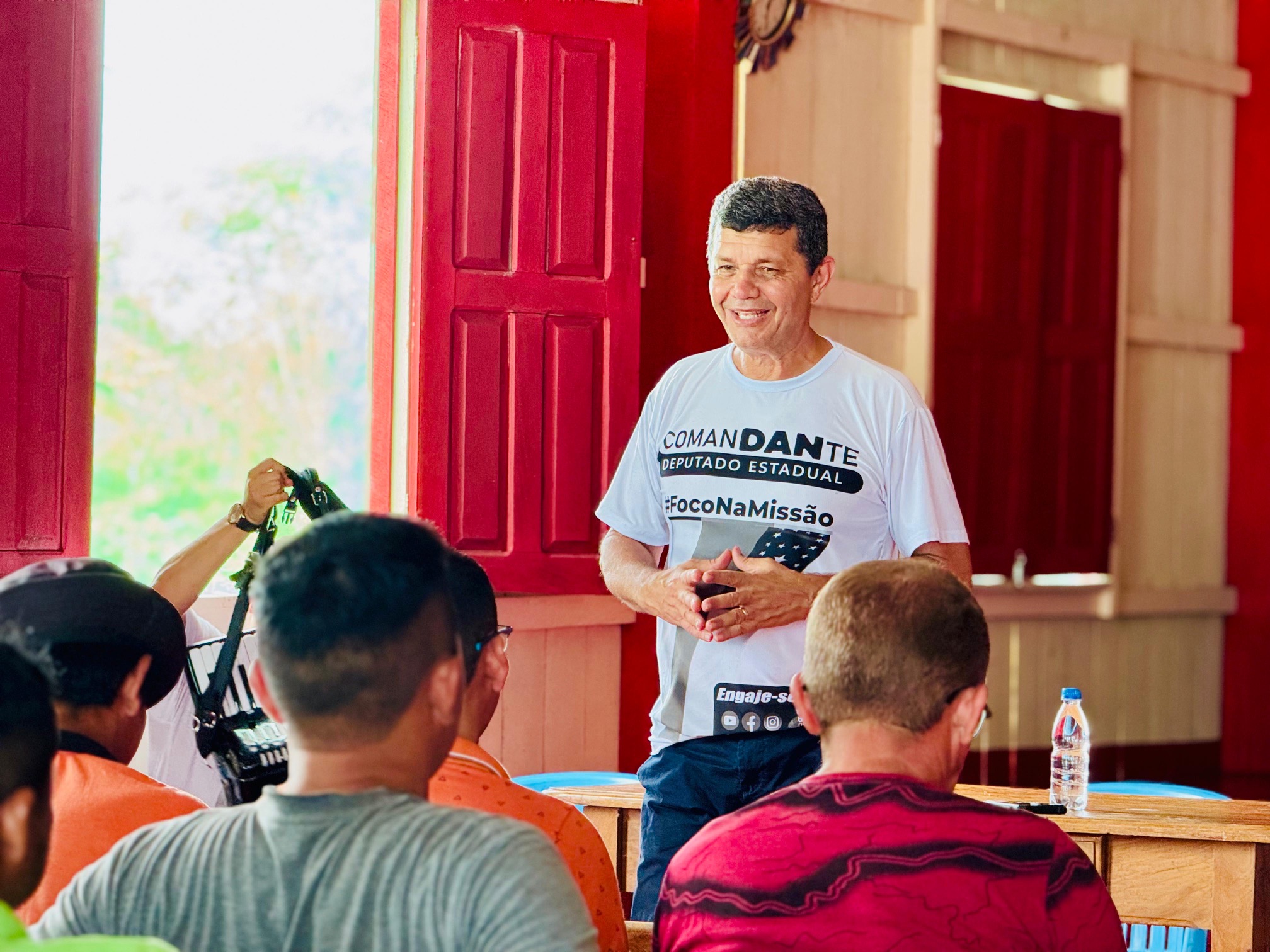 Comandante Dan se reune com comunidade ha cinco meses sem energia eletrica em Anori