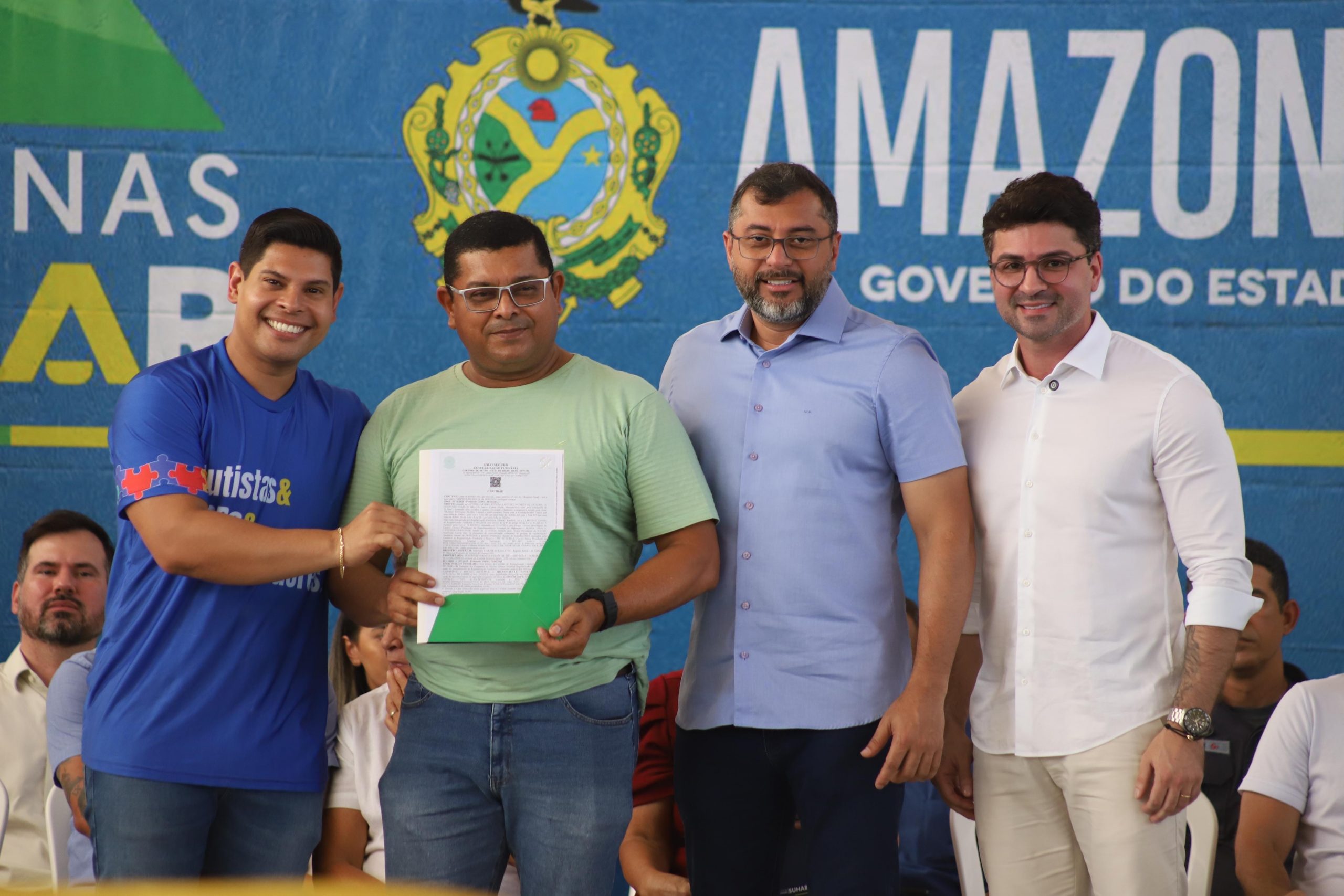 Deputado Mario Cesar Filho destaca a importancia da entrega de titulos definitivos a moradores do Conjunto Carlos Braga Foto Leandro Cardoso scaled
