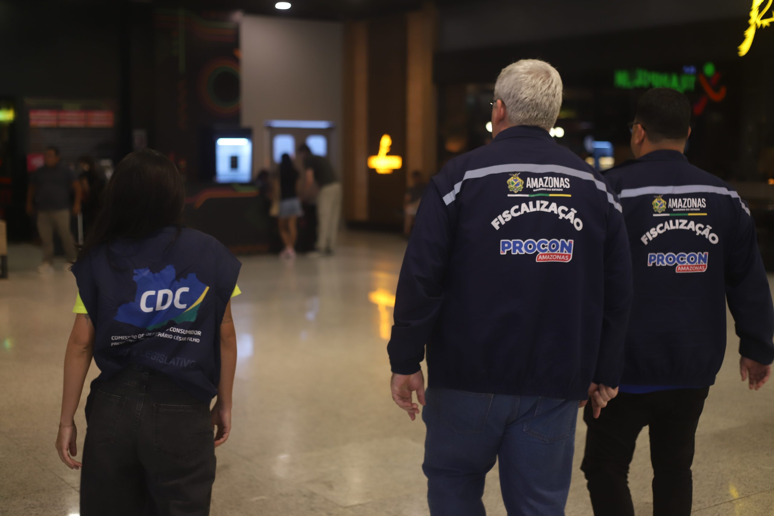 Mario Cesar Filho e Procon AM autuam parque infantil em shopping por tratamento desigual a familias com criancas autistas Foto Leandro Cardoso scaled