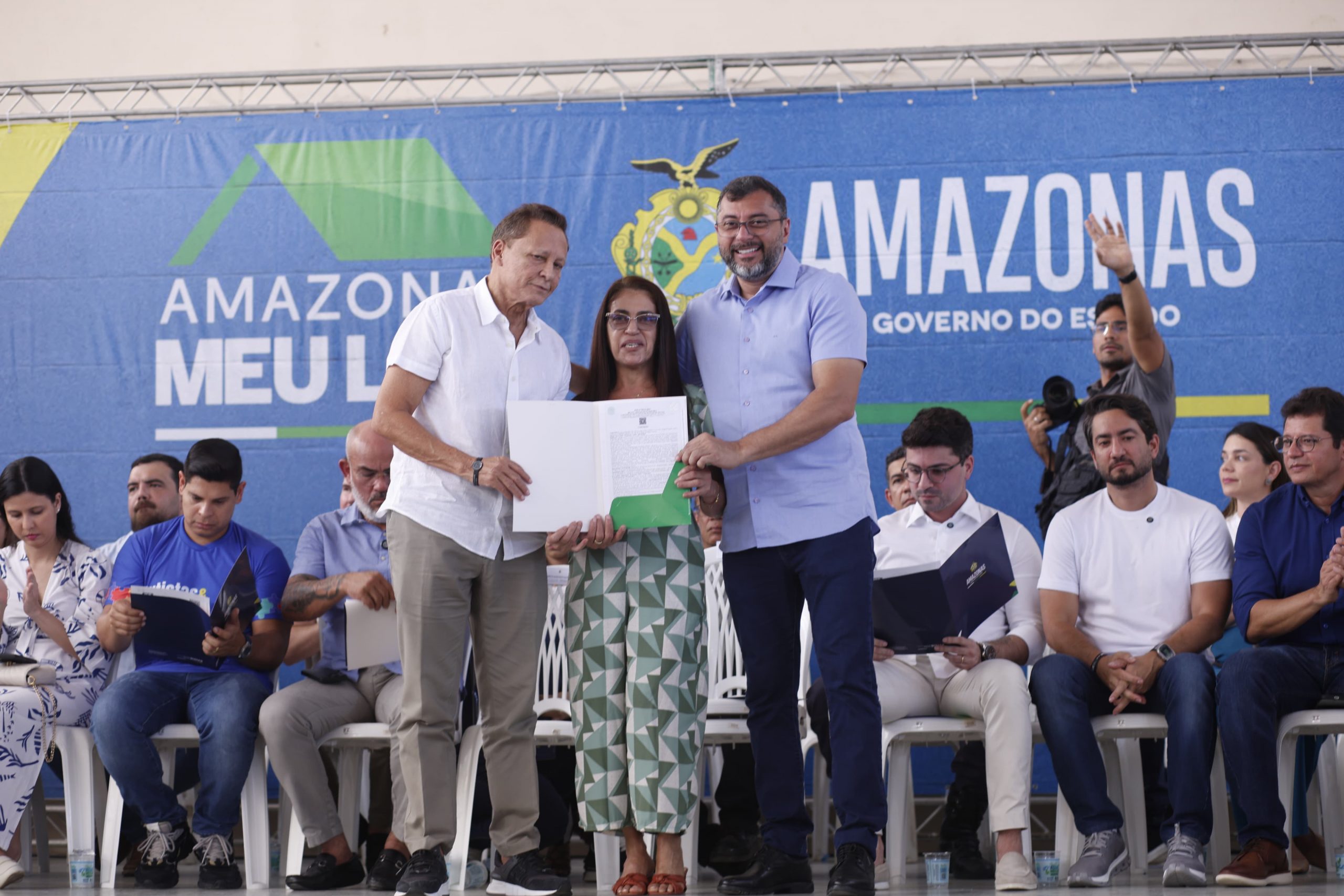 Seguranca juridica e valorizacao Adjuto Afonso ressalta a importancia da entrega de mais de 300 titulos definitivos no Conjunto Carlos Braga Foto Ney Xavier scaled