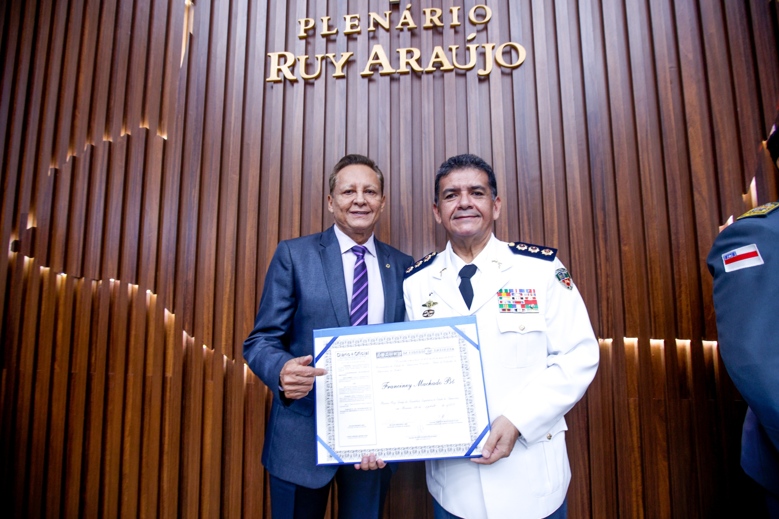 Assembleia Legislativa entrega Titulo de Cidadao do Amazonas ao coronel Franciney Machado Bo Foto Ney Xavier