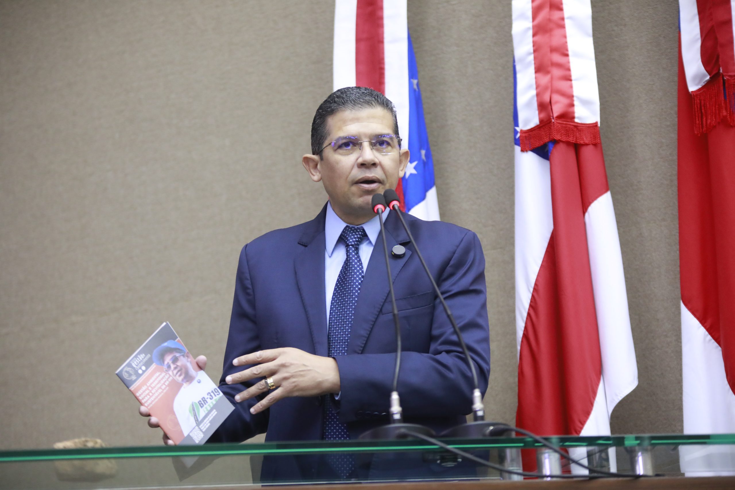 Deputado Joao Luiz mostra estudo que aponta viabilidade de revitalizar a BR 319 sem causar danos ambientais Foto Danilo Mello Aleam scaled
