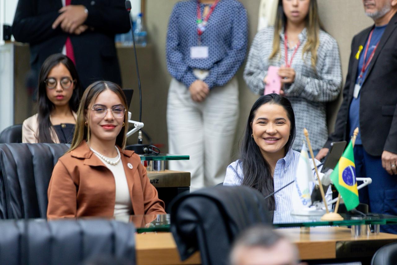 Dra. Mayara participa da cerimonia de posse da estudante da Escola Estadual Ruy Araujo no Parlamento Jovem 2025