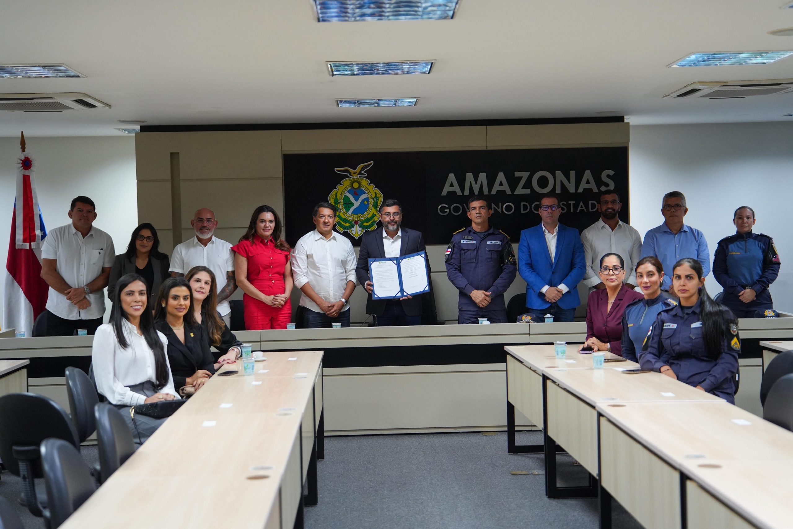 Sancionada lei de autoria do deputado Felipe Souza que autoriza uso de armas de choque por mulheres no Amazonas Foto Diego Caja scaled