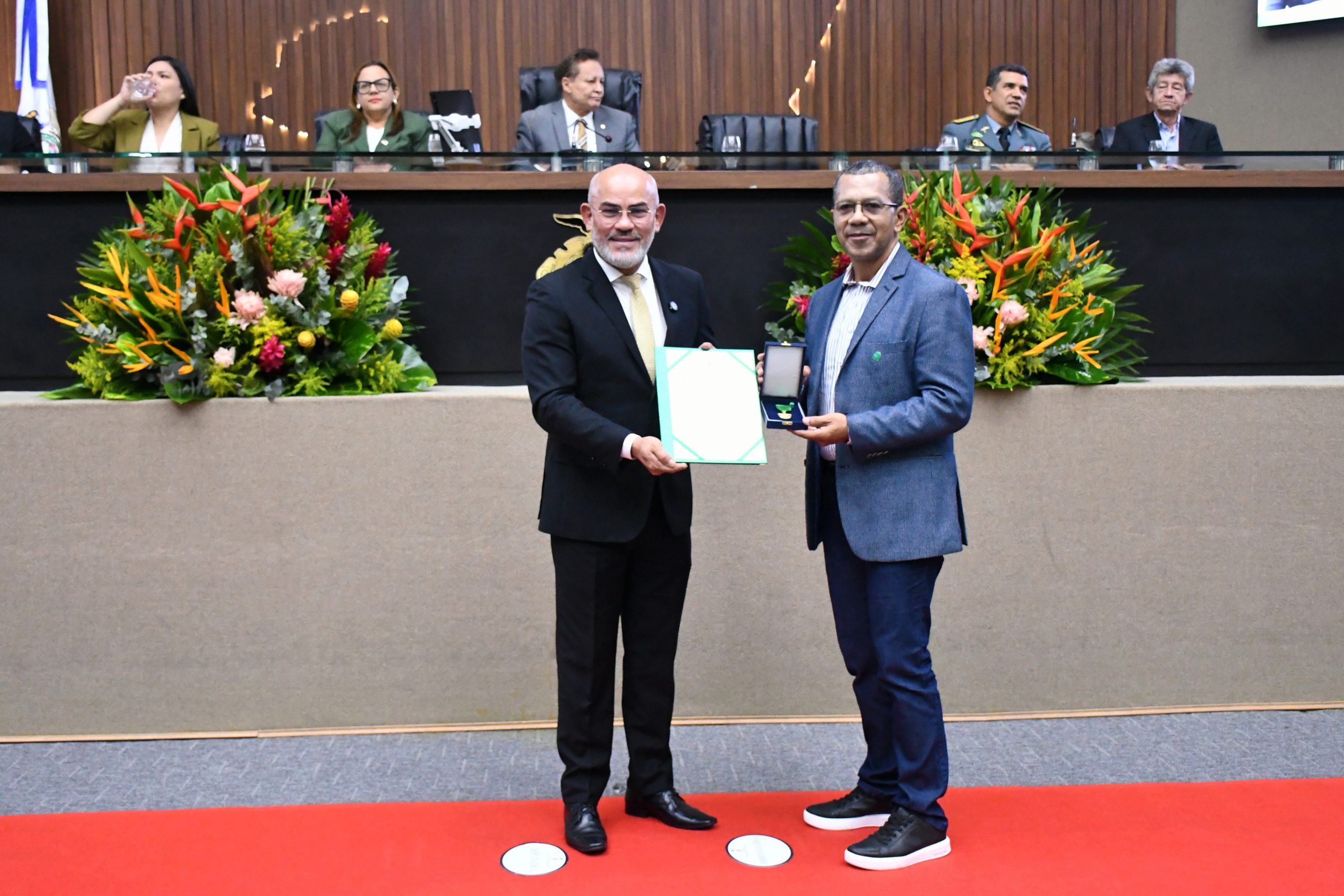 Cabo Maciel celebra Dia do Professor e sauda educadores homenageados com Medalha do Merito Educacional na Aleam Foto Paulo Ferraz scaled