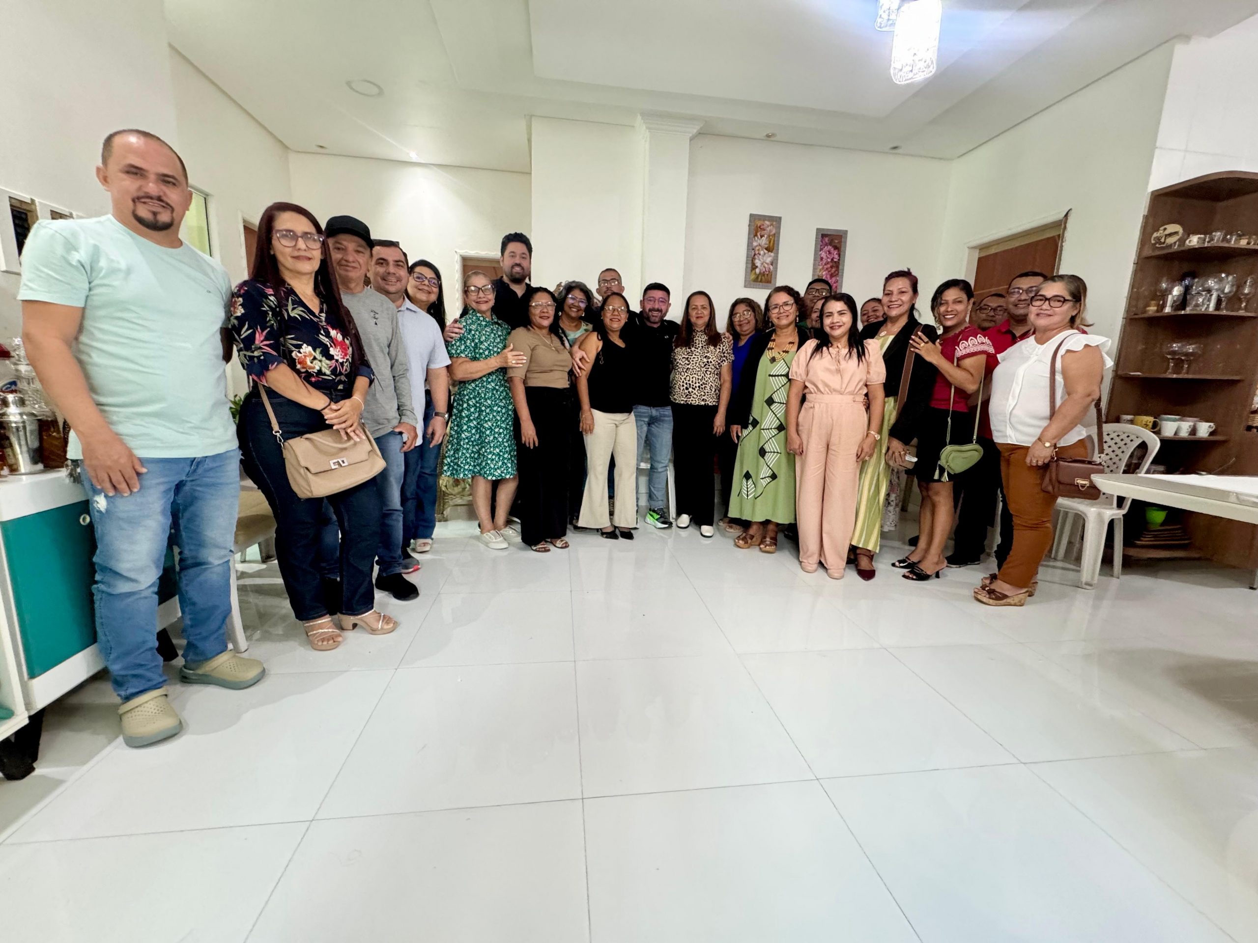 Carlinhos Bessa se reune com gestores de Tefe para tratar de melhorias nas escolas estaduais scaled