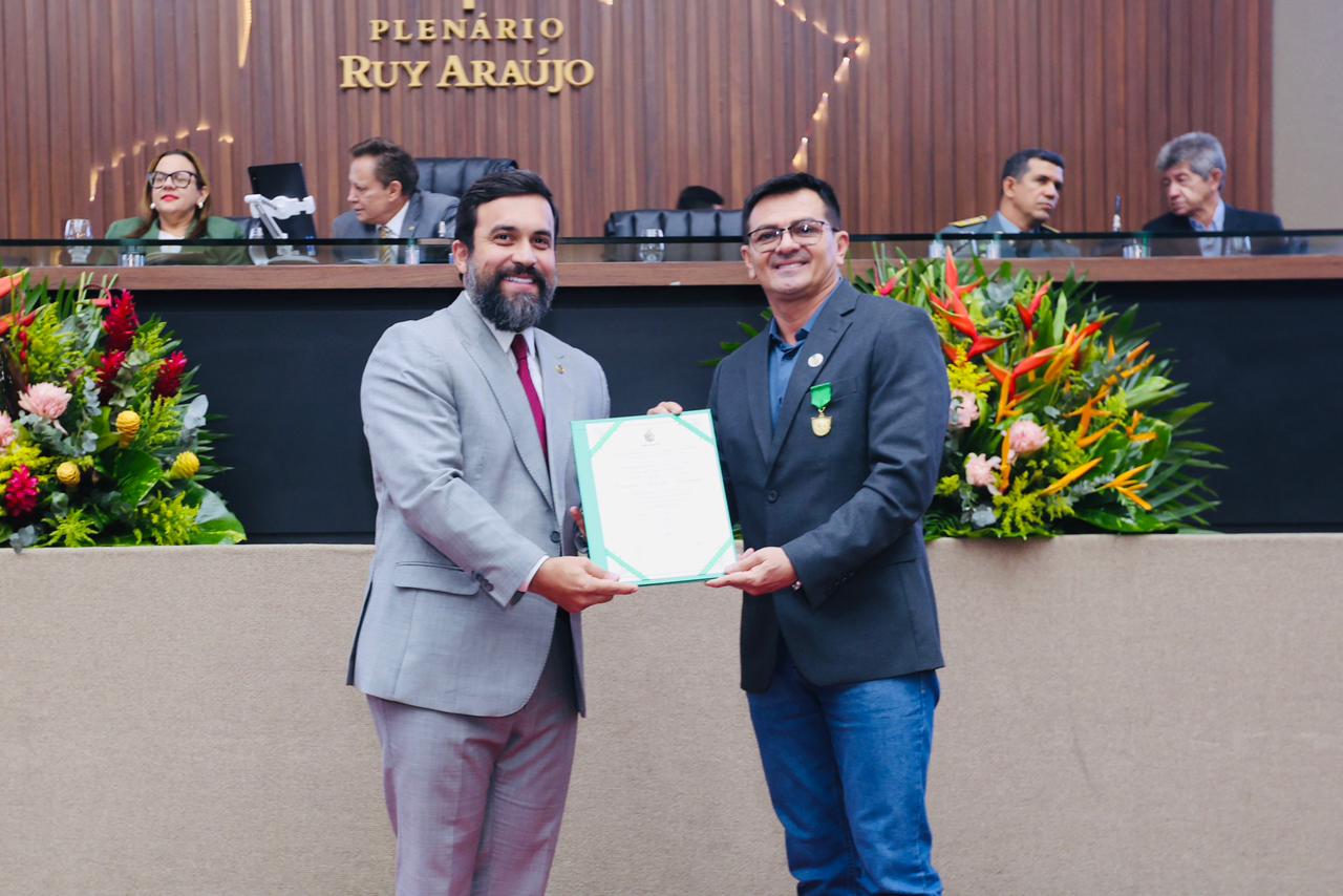 Deputado Dr. George Lins homenageia professor de Novo Aripuana com a Medalha do Merito Legislativo Educacional