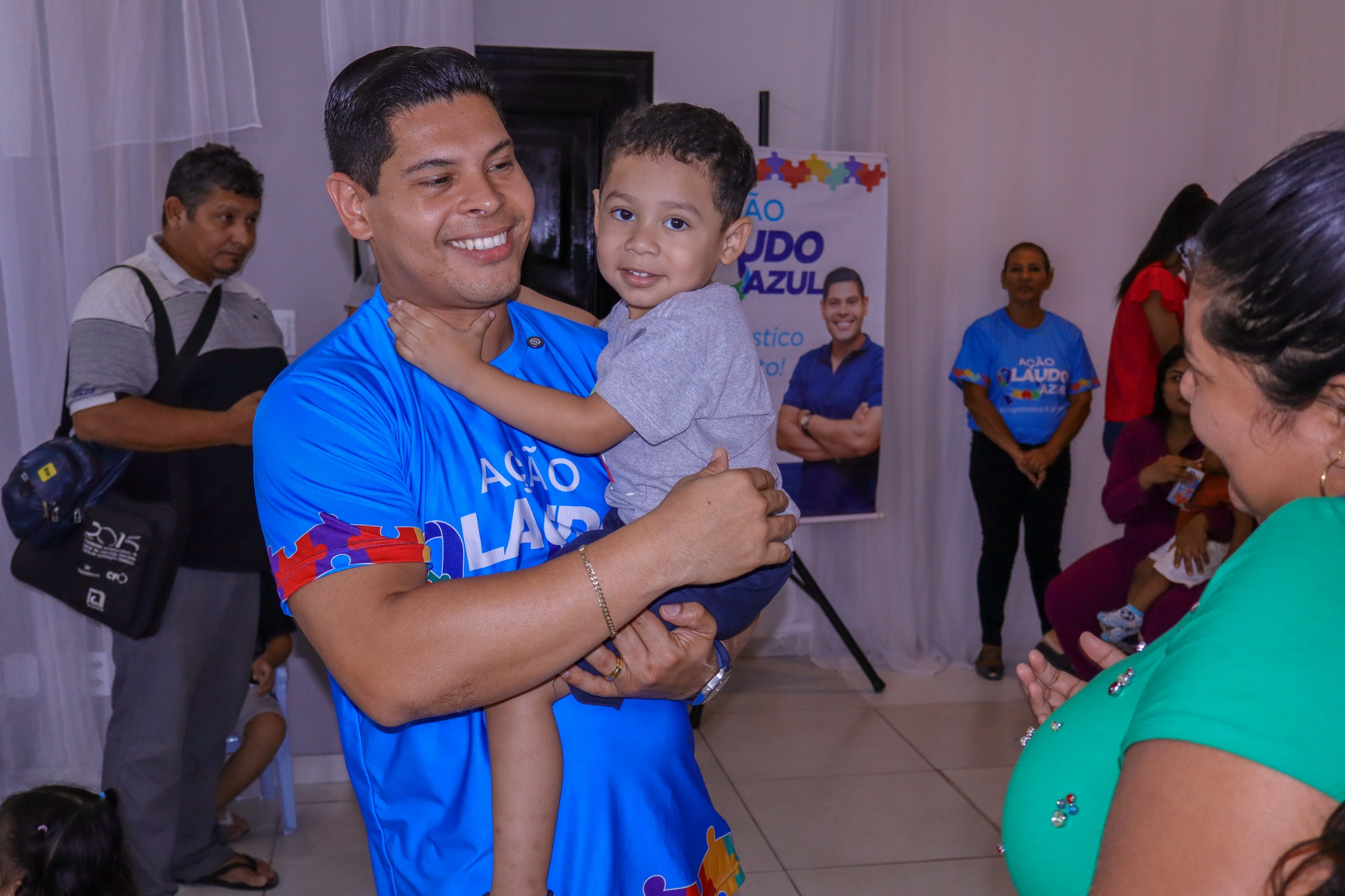 Laudo Azul Acao do deputado Mario Cesar Filho leva inclusao a centenas de familias amazonenses Foto Leandro Cardoso
