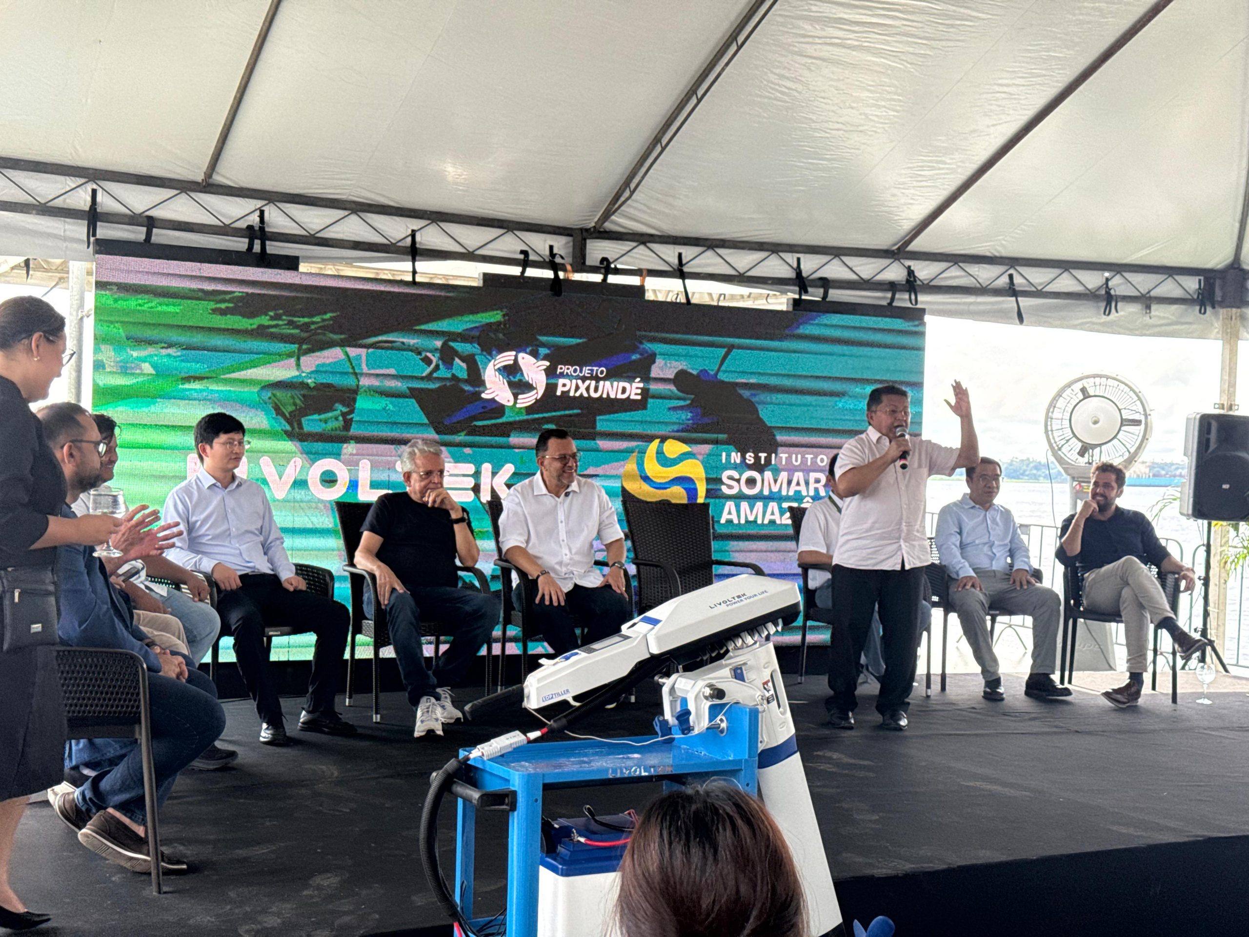 Sinesio Campos destaca papel da tecnologia na transicao energetica durante entrega de motores eletricos a pescadores no Careiro da Varzea scaled